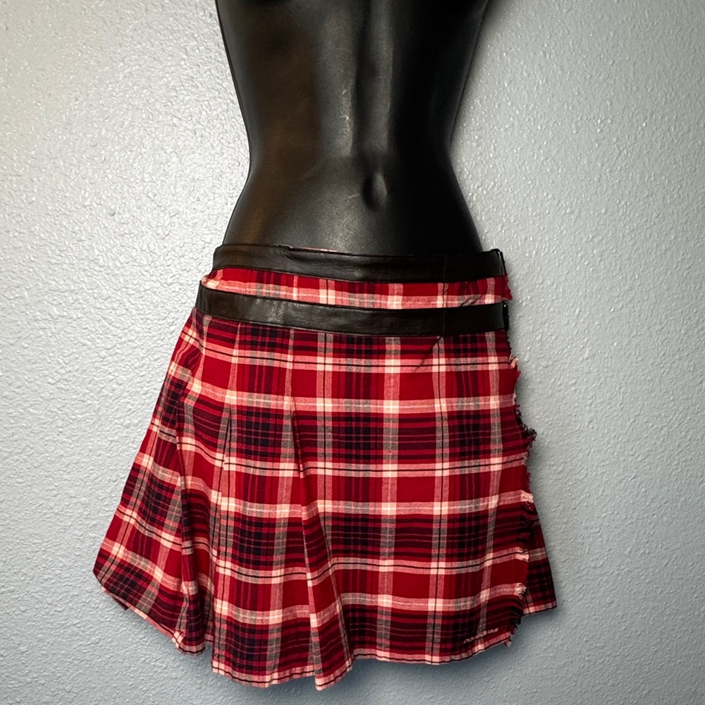 Y2K DKNY women’s red Plaid Pleated Mini Skirt with black belt detail size 13/ M